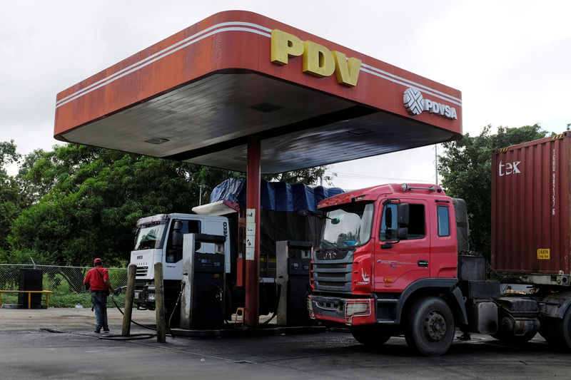 U.S. sanctions send Venezuelans scrambling to fill gas tanks