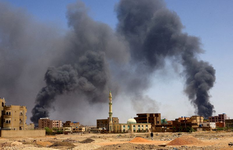 Air strikes hit Khartoum