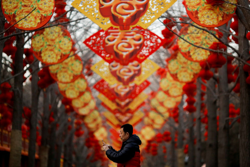 Anxious Chinese investors cut equities risk ahead of holiday