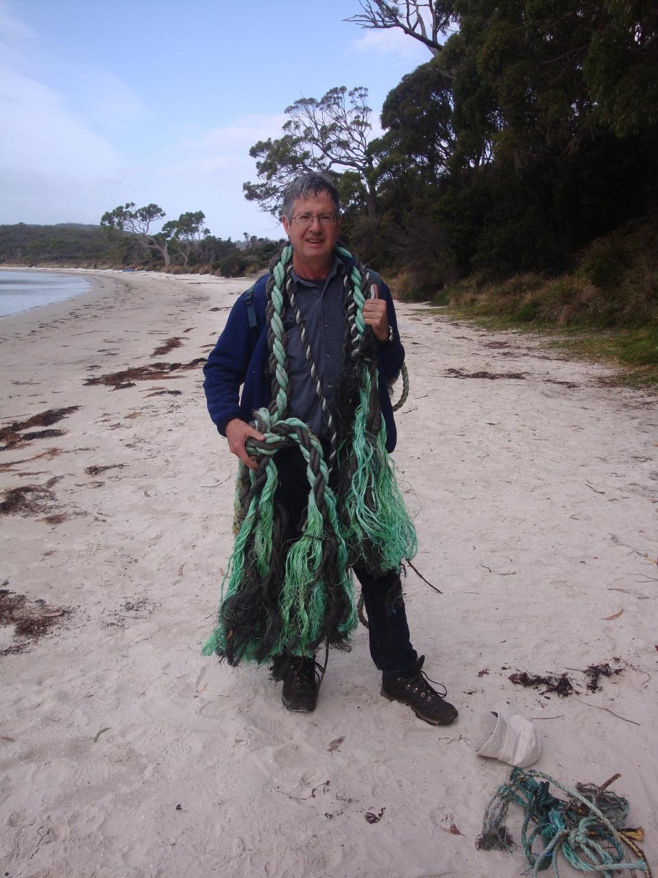 Australian report backs bag bans to beat marine pollution