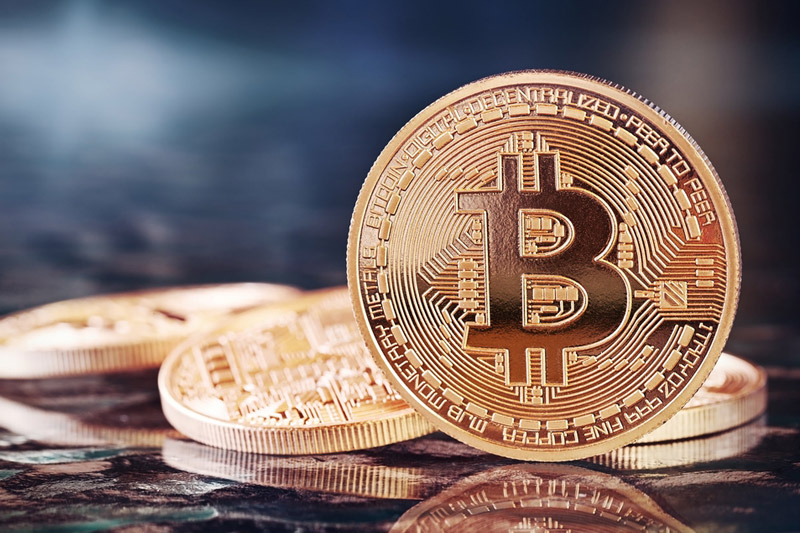 Bitcoin temporarily tops ,000 on dovish Fed bets, ETF hype