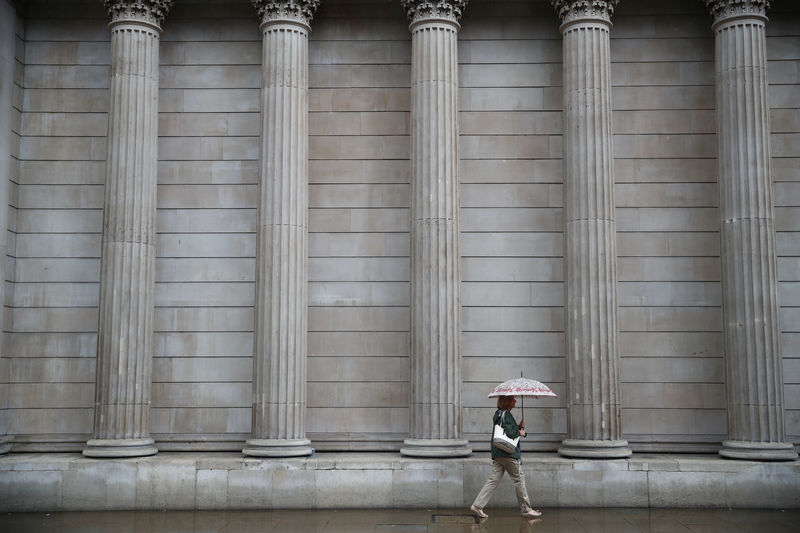 BoE says Brexit jitters worsen, sees inflation below target