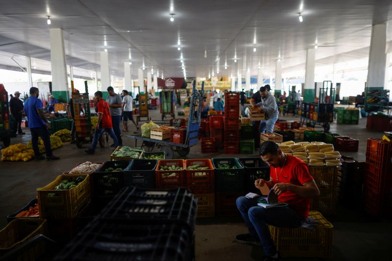 Brazil inflation hits 2-1/2 year low; cenbank pressured to lower rates