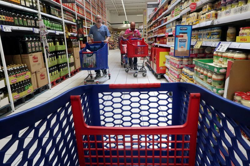 Carrefour unveils 30 euro shopping basket in Spain after government price cut proposal