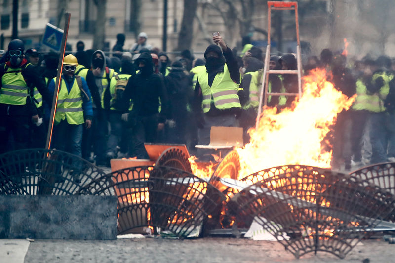 Central bank slashes French fourth-quarter growth estimate on protests