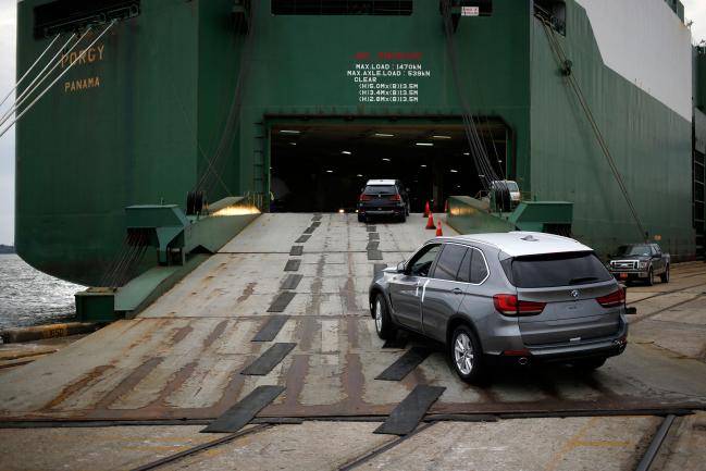 China Seeks to Defuse Trade War With Reversals on Cars and Corn