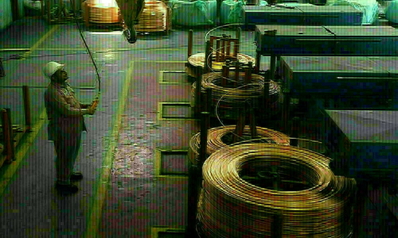 Copper falls to 1-week low on China credit rating cut