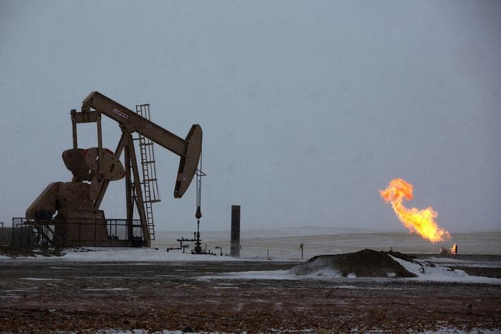 Oil extends gains on China reopening hopes, tightening supply