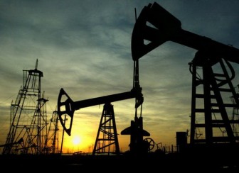 Crude oil prices fall on budget impasse, caution