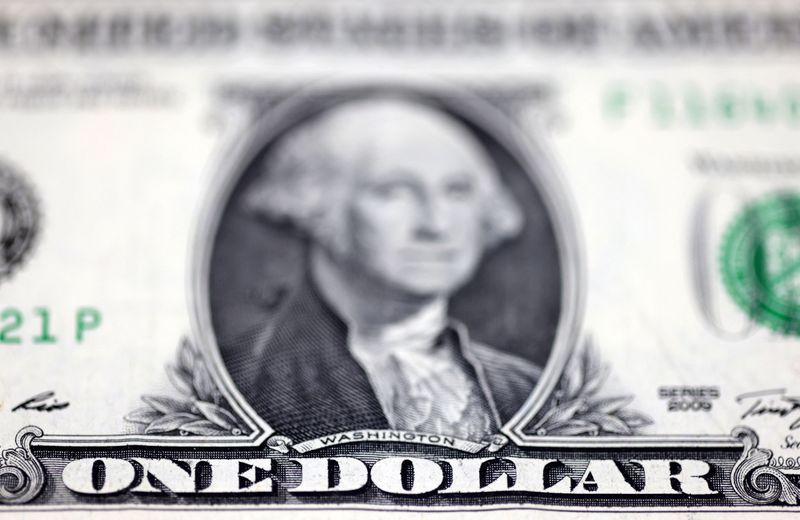 Dollar hits one-month low after US yields drop, euro wavers on weak data