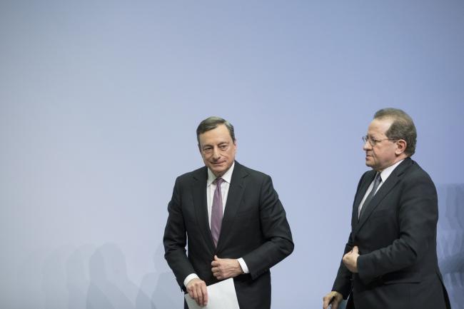 ECB Looks Down Stimulus Exit Path as Politics Threaten Economy