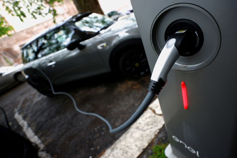 Electric vehicles not the only way to meet CO2 targets, Italy car lobby says