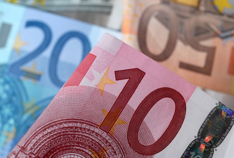 Euro marks time before ECB guidance next week; sterling drops