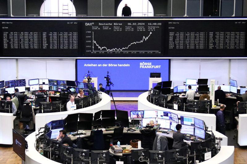 European shares fall as declining banks, energy stocks weigh