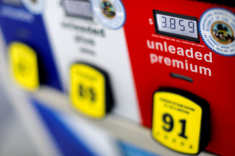 Explainer-U.S. gasoline prices could fall below  if oil market sustains losses