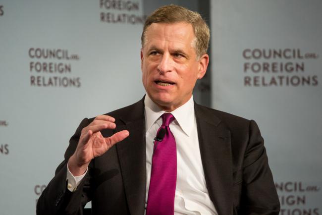 Fed’s Robert Kaplan ‘Inclined’ to Reassess Rates Amid Yield-Curve Angst