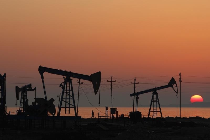 Oil rebounds from 3-day rout, supply concerns offer some support