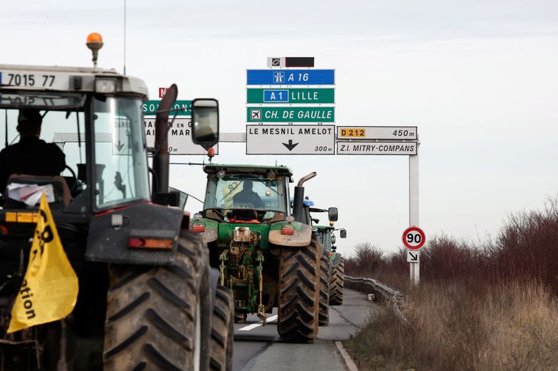 French farmers maintain protests despite government concessions