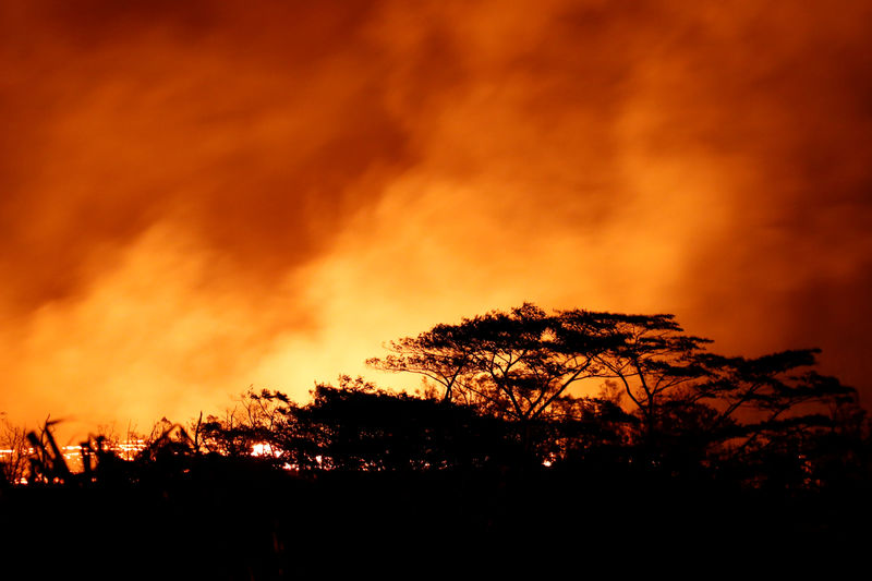 Fresh lava flows could block Hawaii escape route within hours