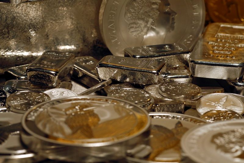 Gold and silver prices rise as dollar weakens ahead of Fed minutes