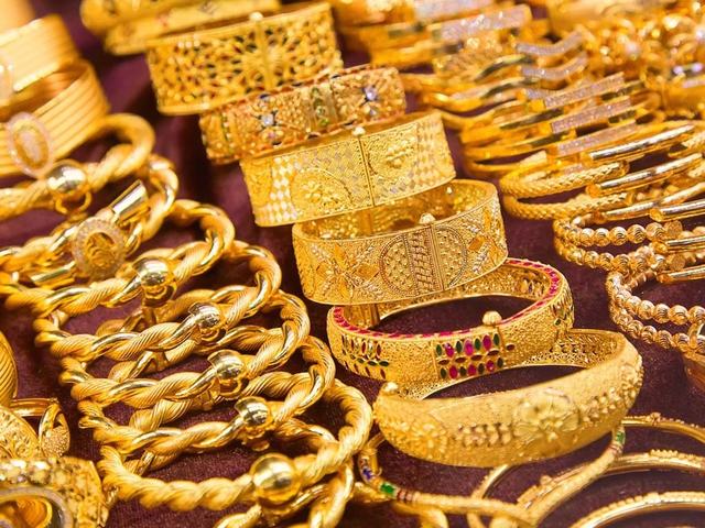 Gold climbs on weaker dollar