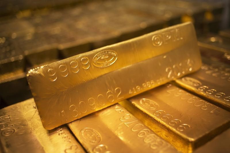 Gold prices retreat from ,000 peak after US economic data