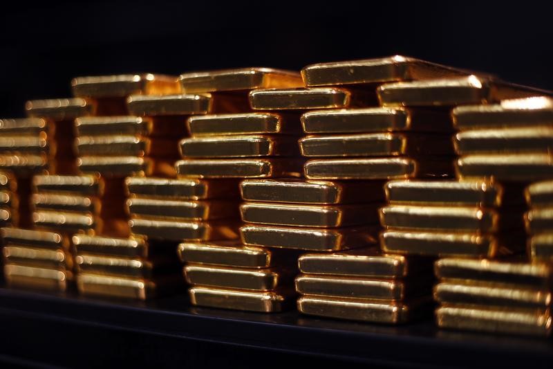 Gold pinned near ,000, overtakes dollar as premier safe haven