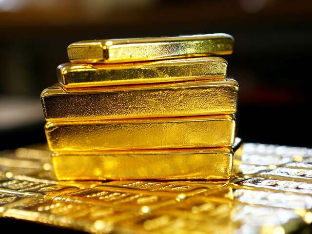 Gold firms below 8-month high as investors await Fed minutes