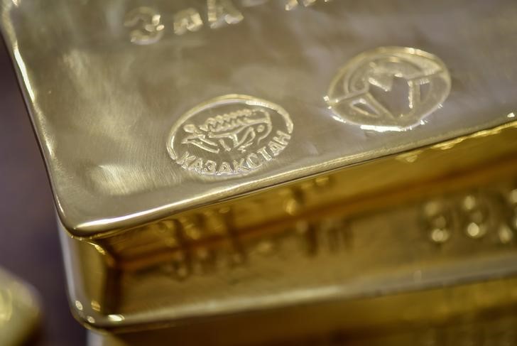 Gold Prices Sidestep Easing Geopolitical Tensions as Dollar Remains Subdued