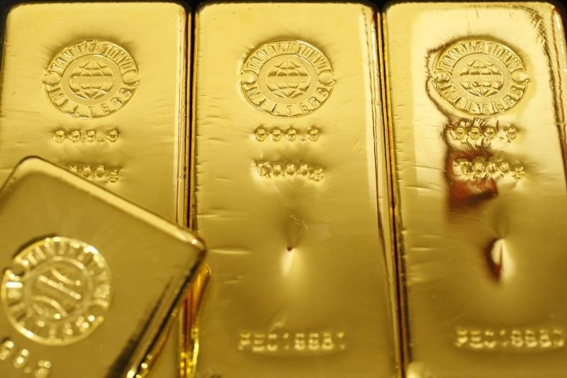 Gold prices hold steady amid Federal Reserve