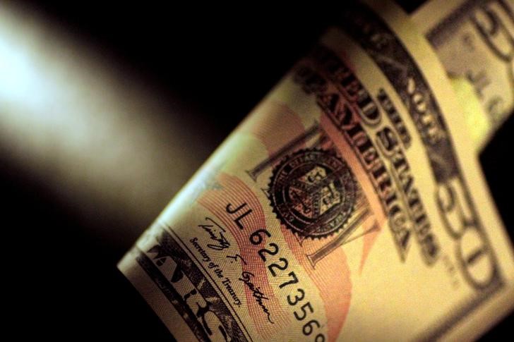 Goldman sees U.S. dollar weakness persisting in 2018