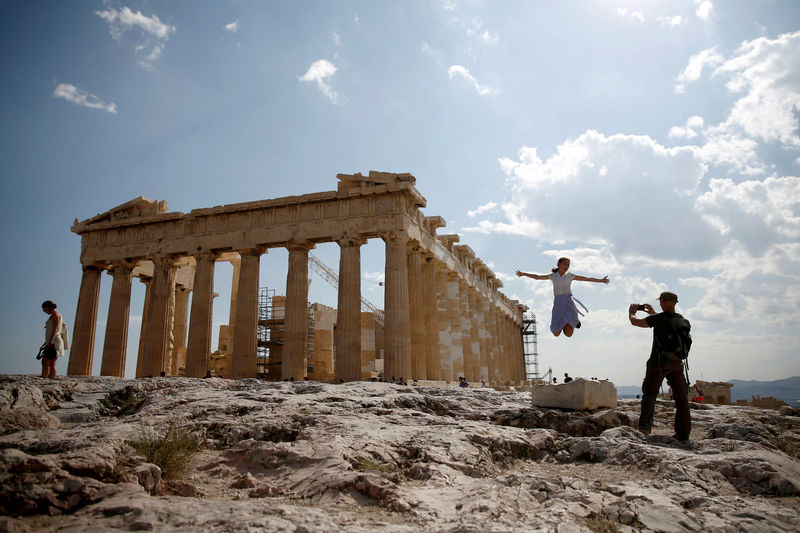 Greek hoteliers say home-renting to tourists 