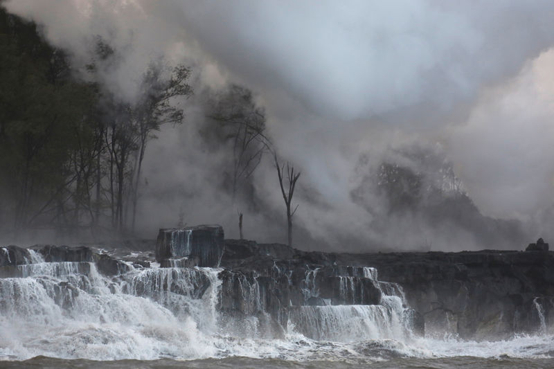 Hawaii faces new threat of fumes from volcano