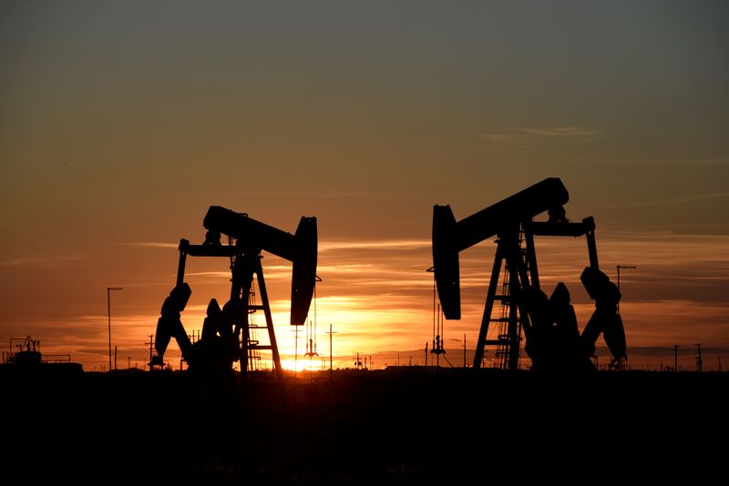 Oil rises, poised to end week higher despite economy concerns