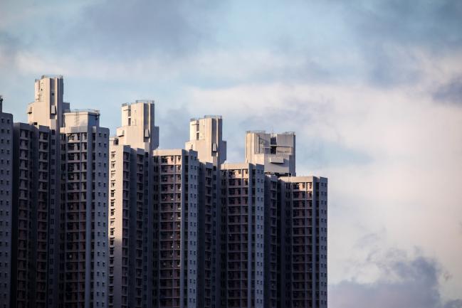 Hong Kong Banks Cast Pall Over Property by Raising Rates