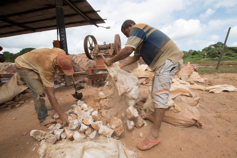 How Venezuela turns its useless bank notes into gold