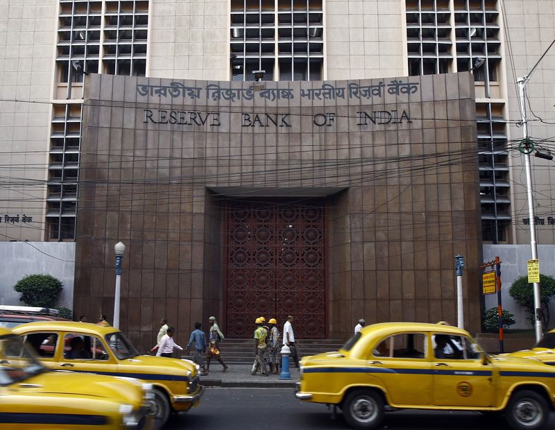 India bank liquidity deficit hits record high