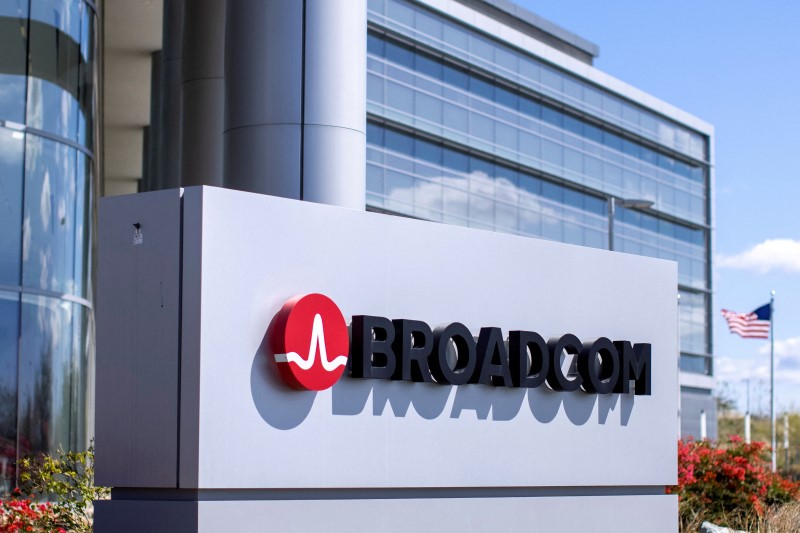 Broadcom annual guidance falls short after Q4 results beat; hikes dividend