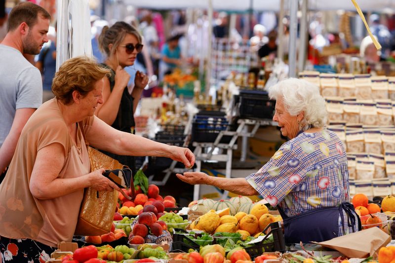 Italy eyes deal with supermarkets to control prices of essential goods