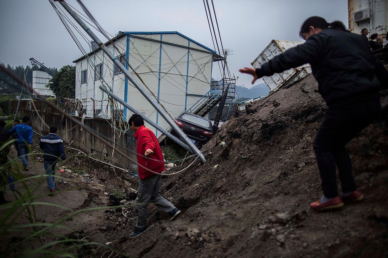 Landslide buries industrial park in Shenzhen, dozens missing