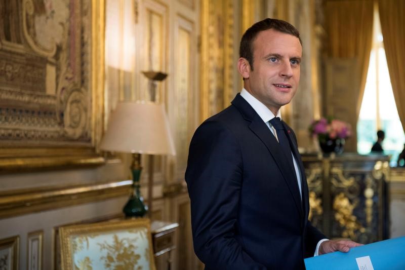 Macron Goes on Charm Offensive as His Campaign Shifts Focus