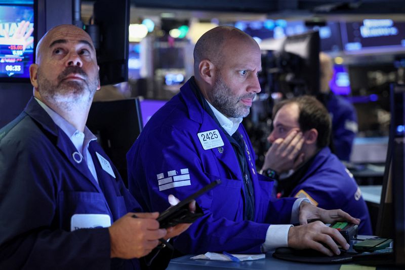 S&P 500 barely gains while Dow ends lower as Cisco and Walmart drag