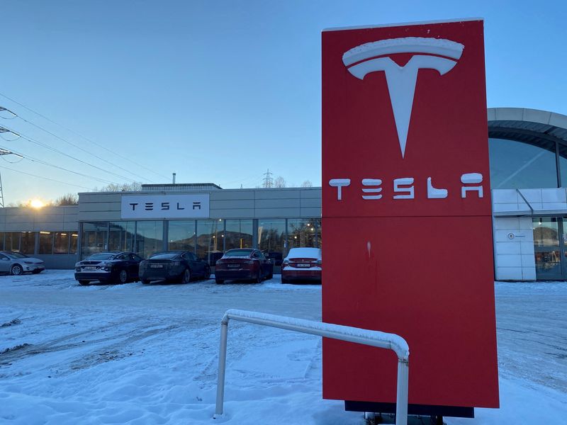 Norway wealth fund pushes Tesla for union recognition, will keep its stake