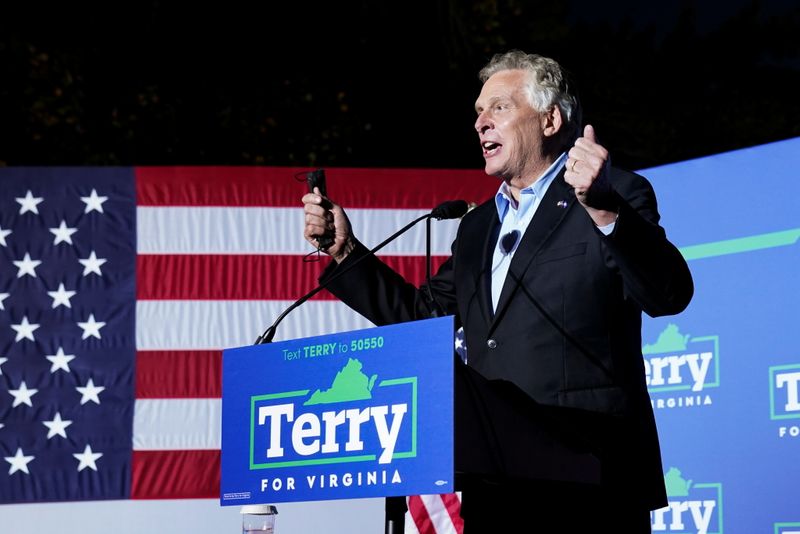 Obama fires up Virginia crowd for governor