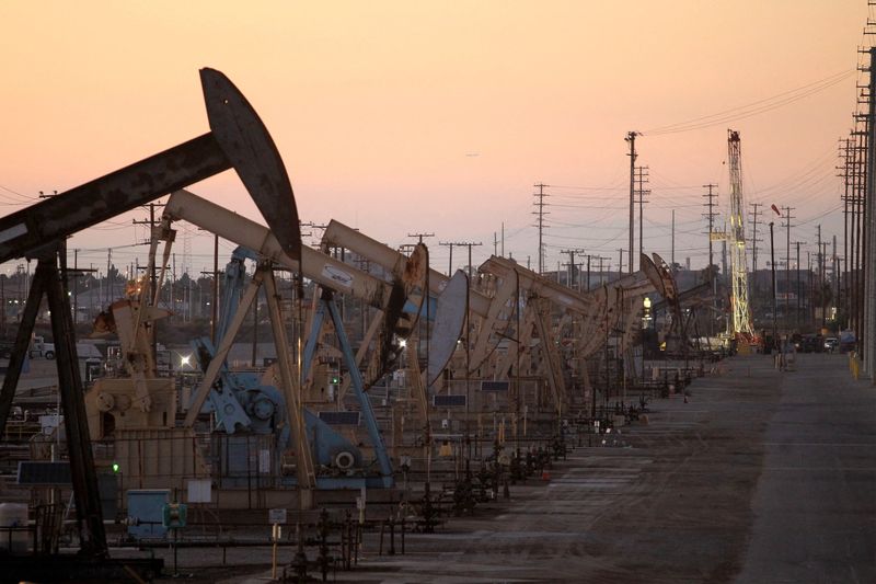 Oil dips, to post weekly loss as markets weigh Chinese demand