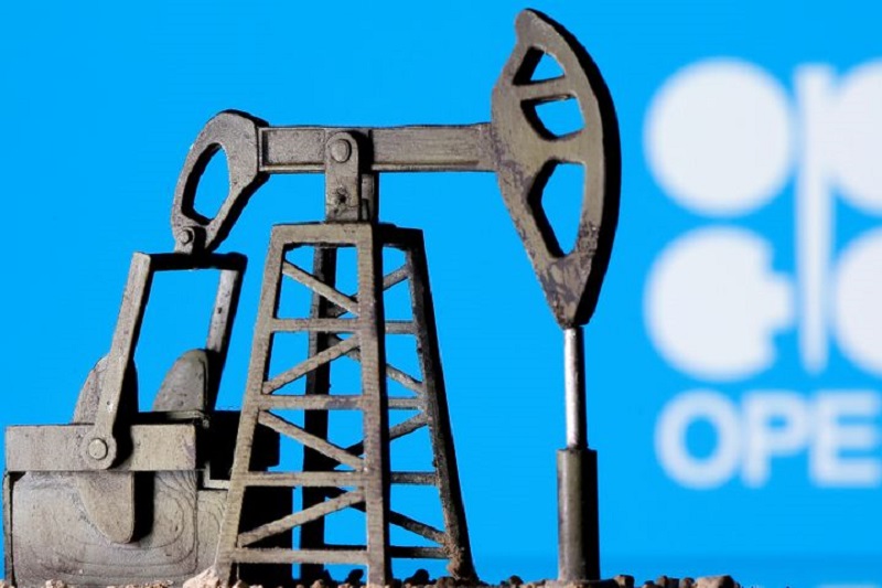 Oil treads water ahead of OPEC meeting, nonfarm payrolls