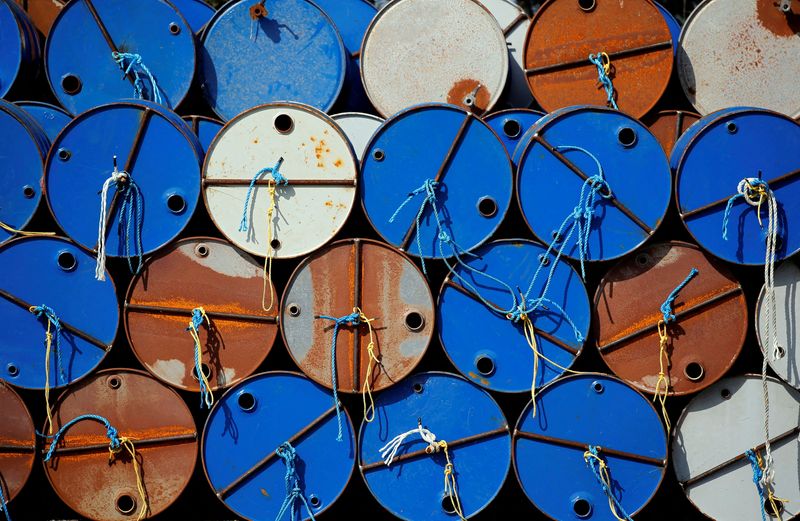 Oil extends gains as supply fears outweigh China lockdowns