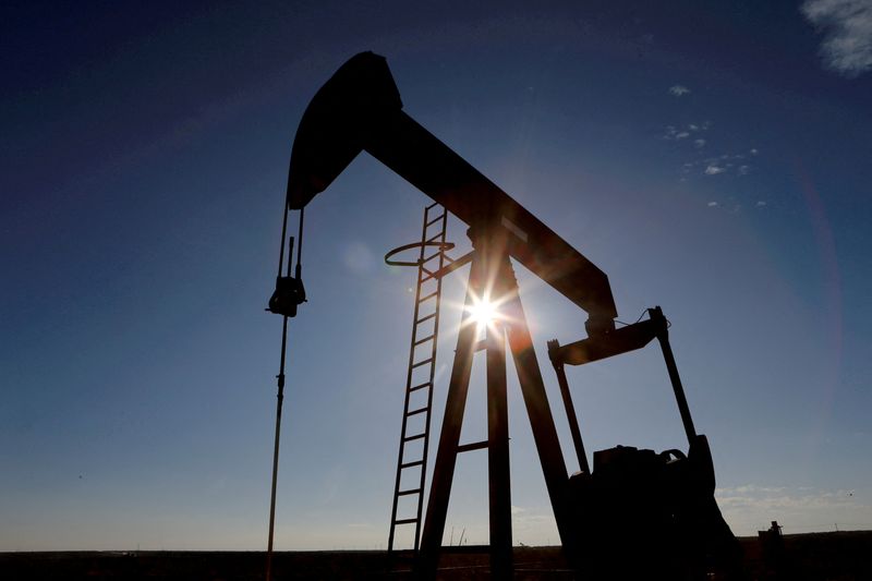 Oil drops 2% on higher dollar, interest rate concerns