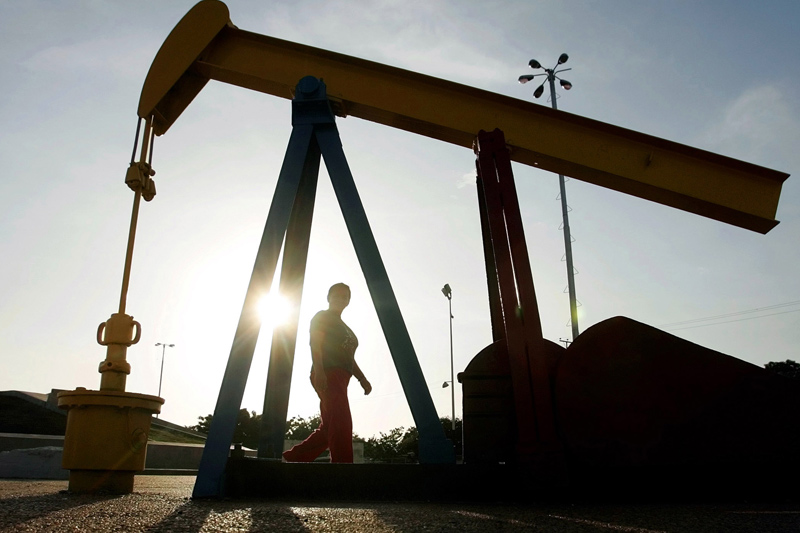 Oil Prices Edge Down as U.S. Eyes Waivers on Crude Sanctions against Iran