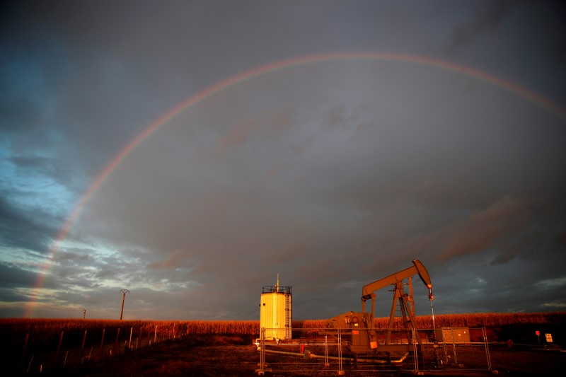 Oil steadies after Friday